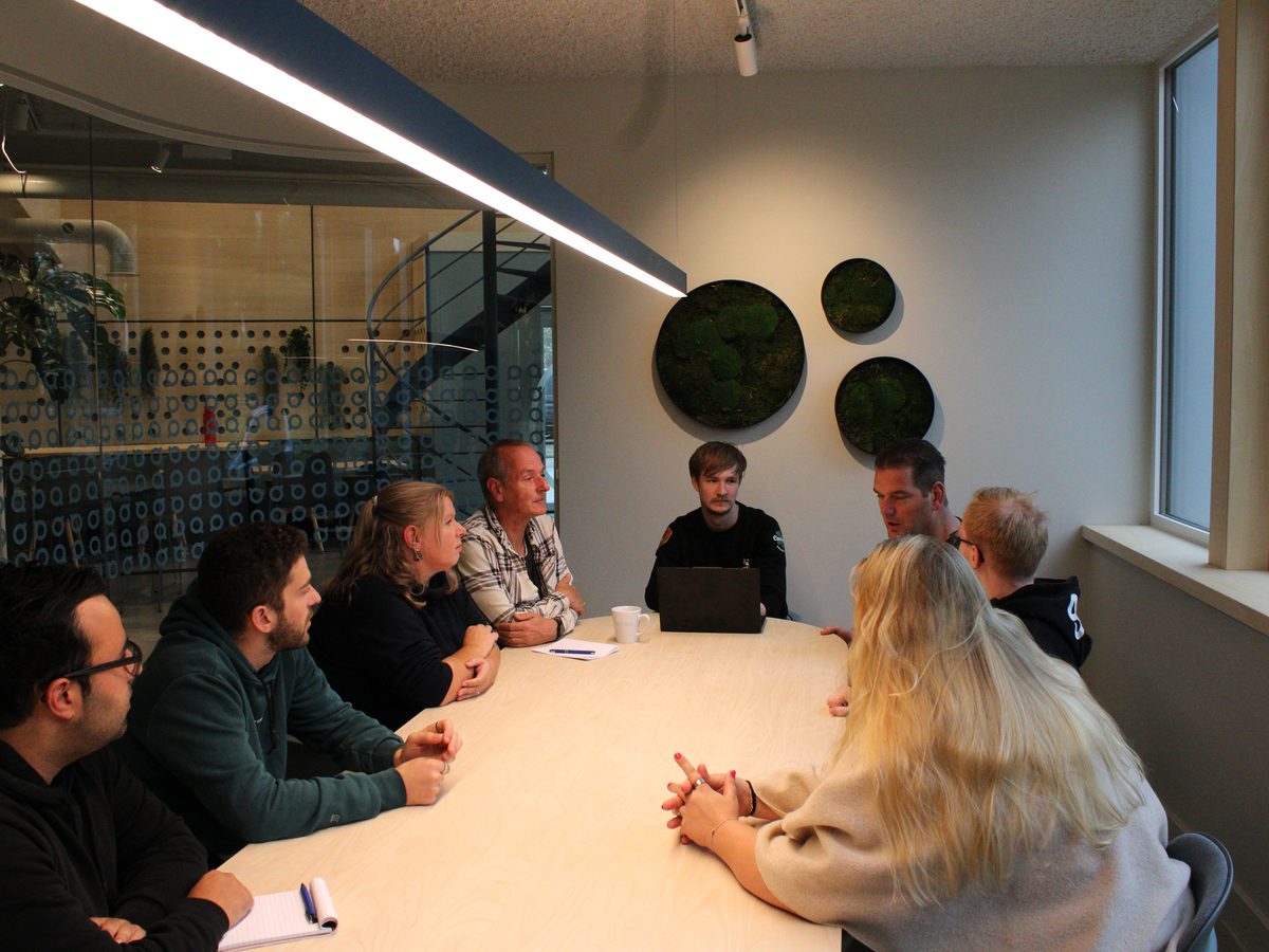 Team van Qoden in overleg in de vergaderruimte in Goor