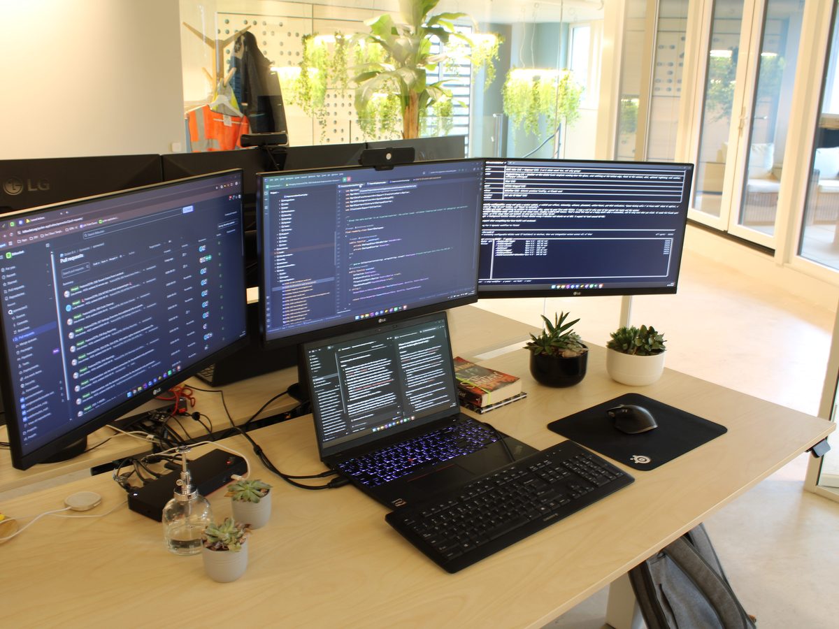 Werkplek van een developer bij Qoden met meerdere schermen
